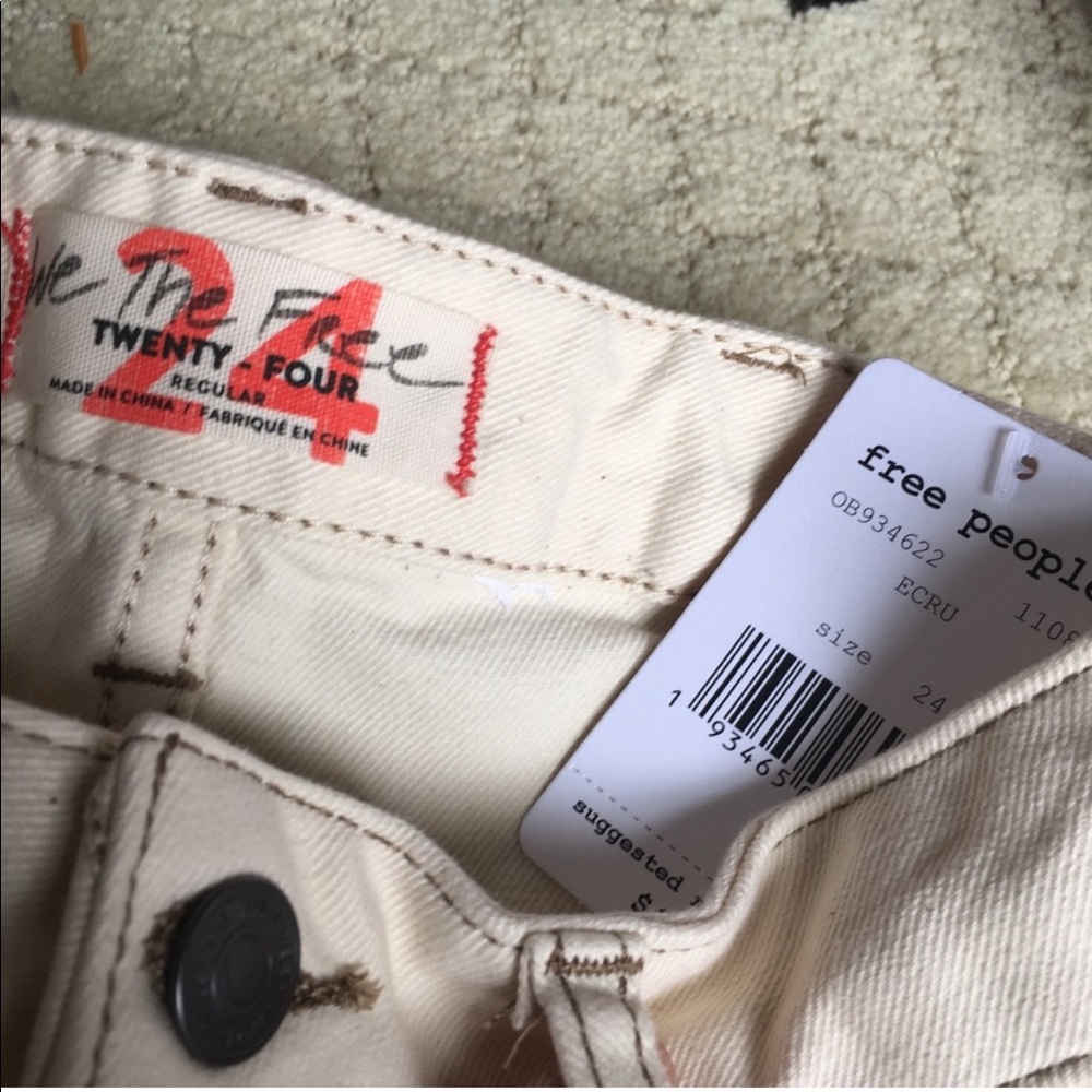 FREE PEOPLE BRIDGETTE CREAM BUTTON-FLY DENIM SHORTS B209-13 - Picture 4 of 6
